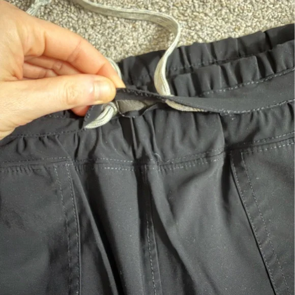 Vuori Miles Jogger in Black Size Medium Technical Pant Gorpcore Athleisure READ - Picture 11 of 16